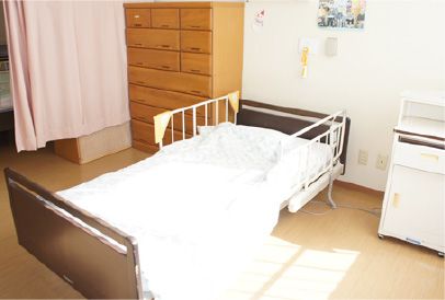 明るい個室の寝室