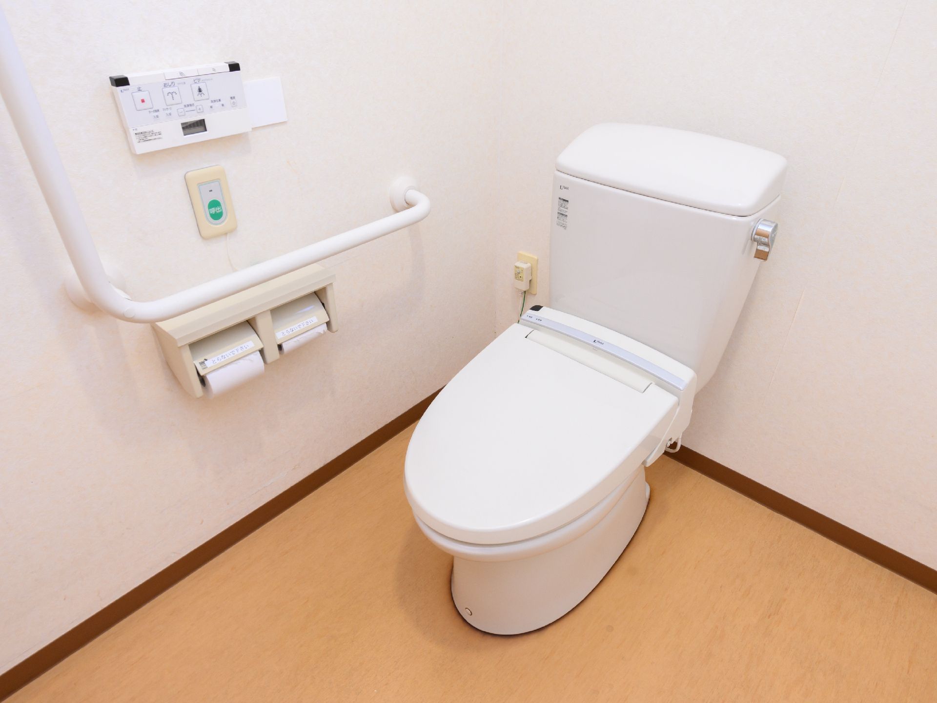 完全にバリアフリー化され、手すりが完備されているトイレ