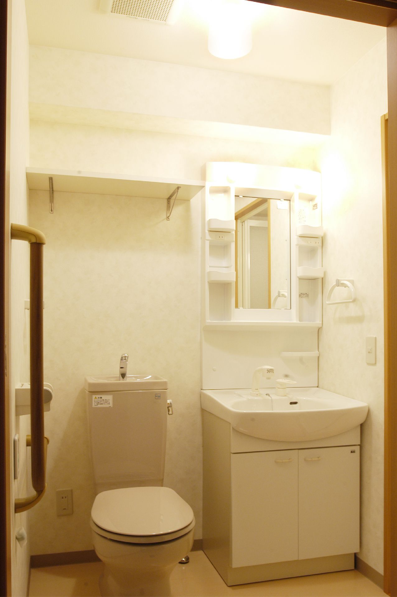 洋式トイレと洗面化粧台
