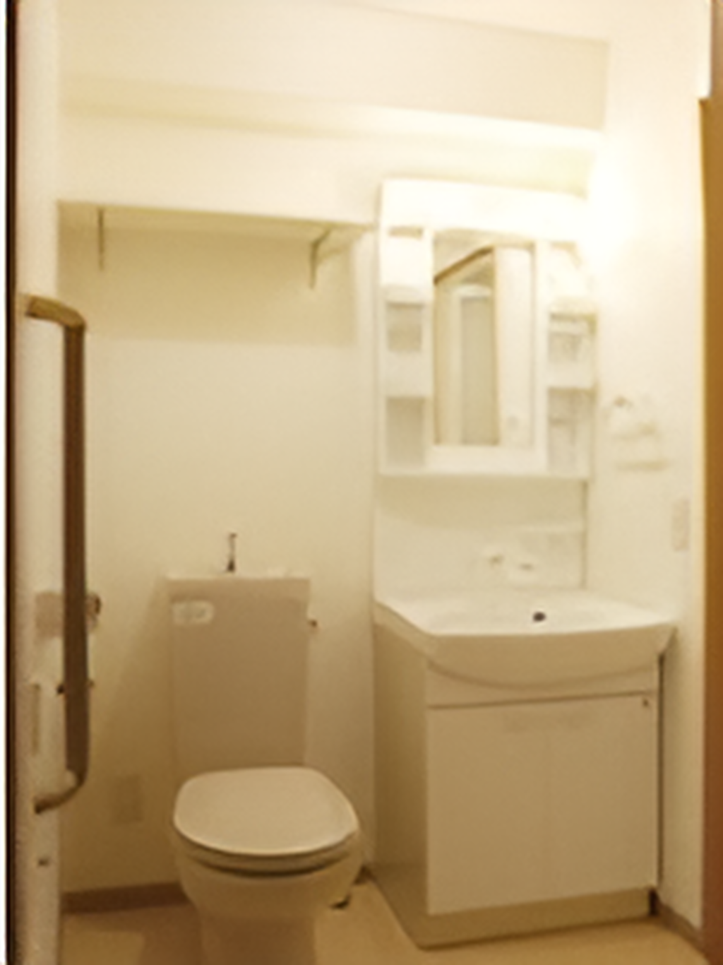 洋式トイレと洗面化粧台