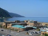 海沿いの建物外観