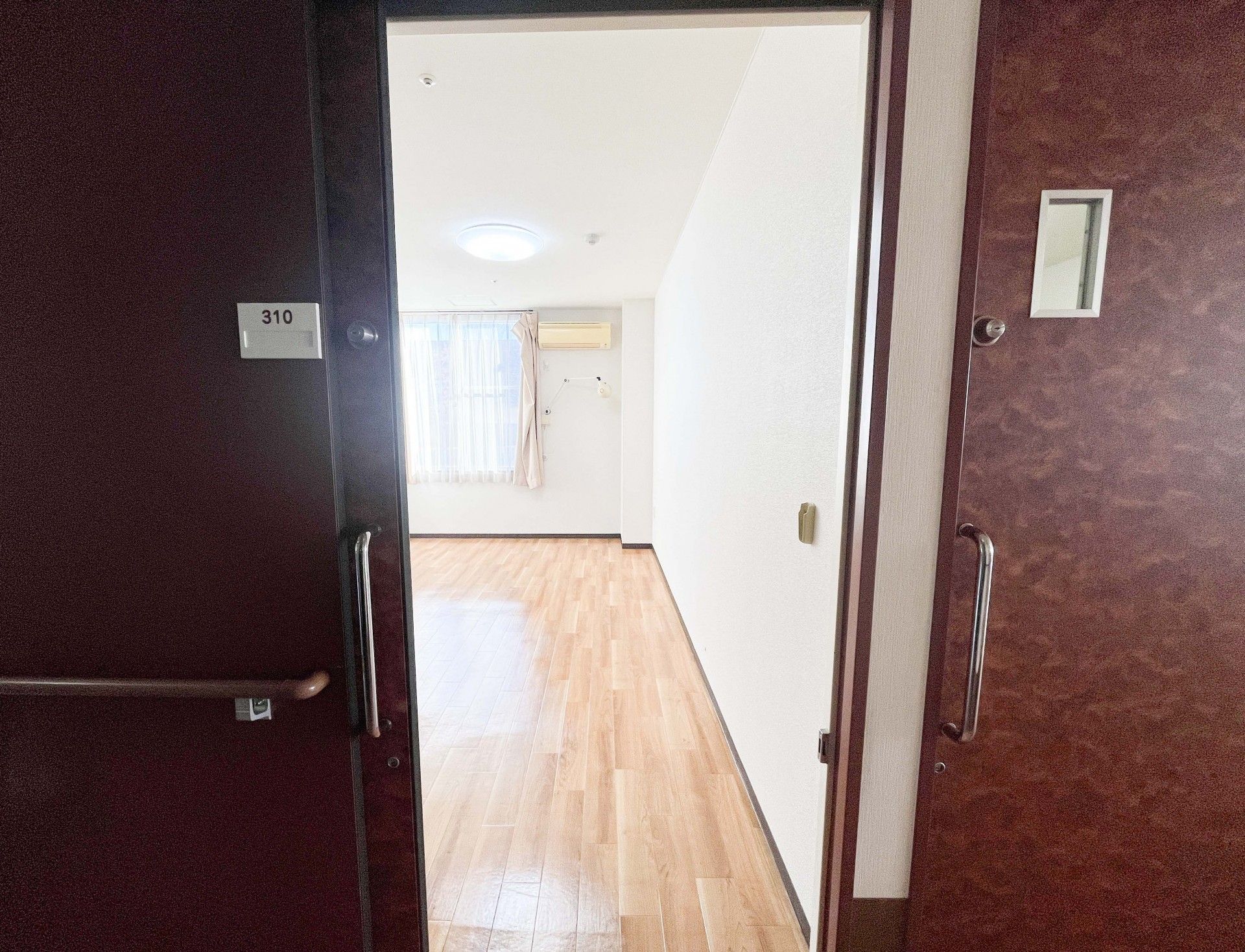 明るい部屋の入口