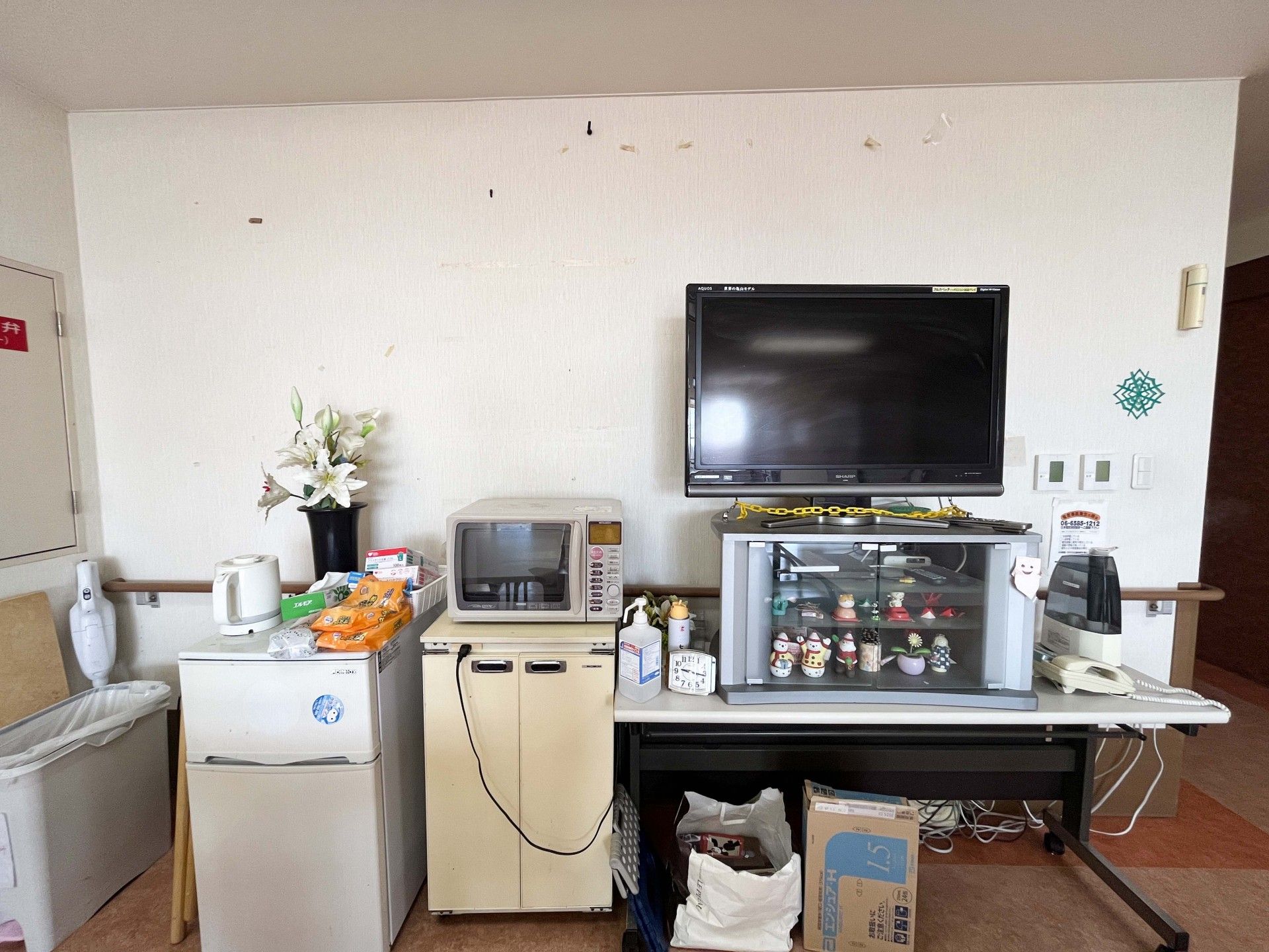 家電と飾り棚のある部屋