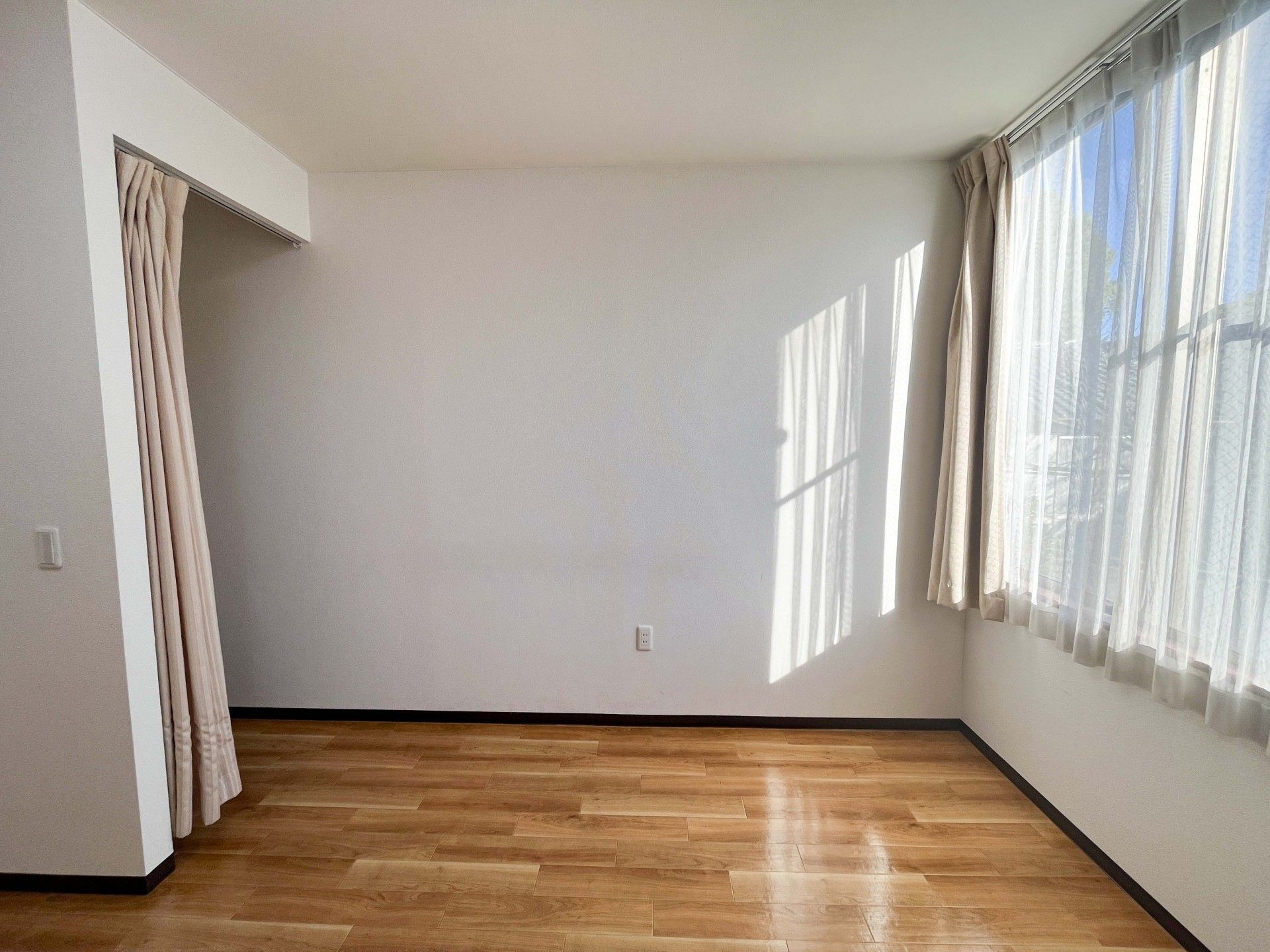 日差しが差し込む部屋