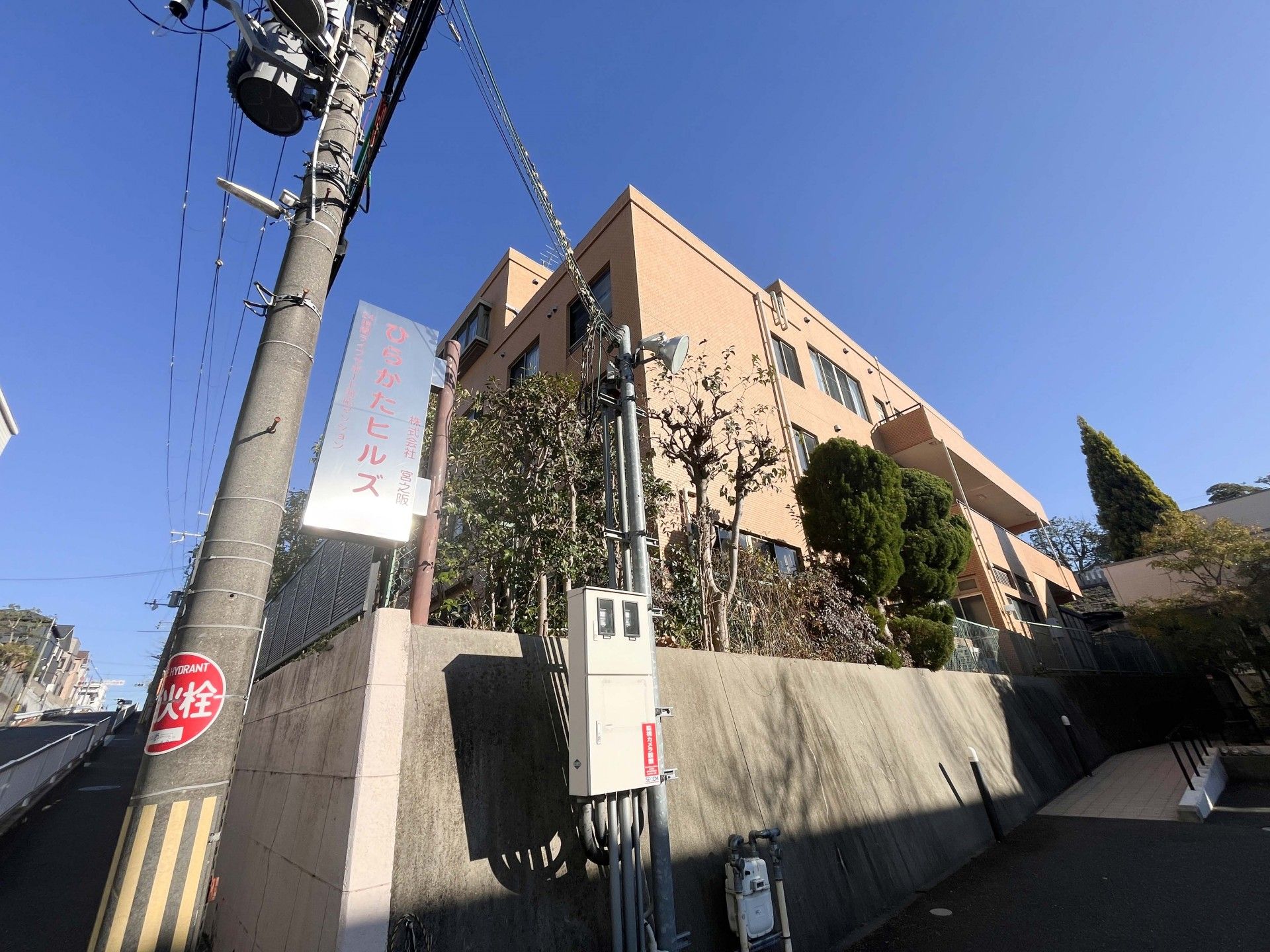 青空の下の建物外観