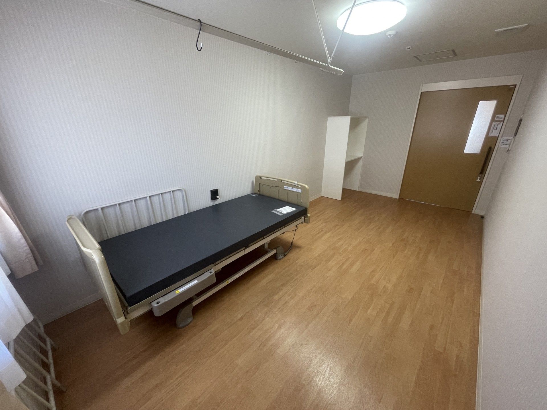 シンプルな居室の様子