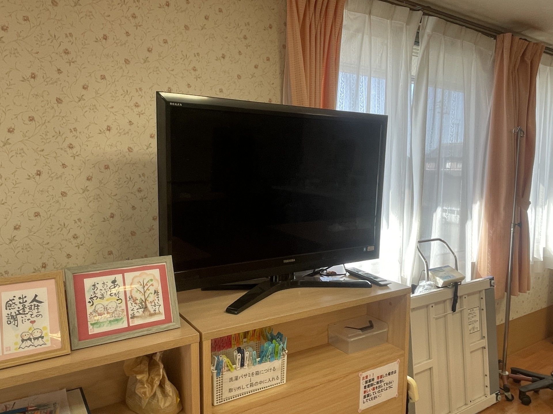 テレビと飾り棚のある部屋