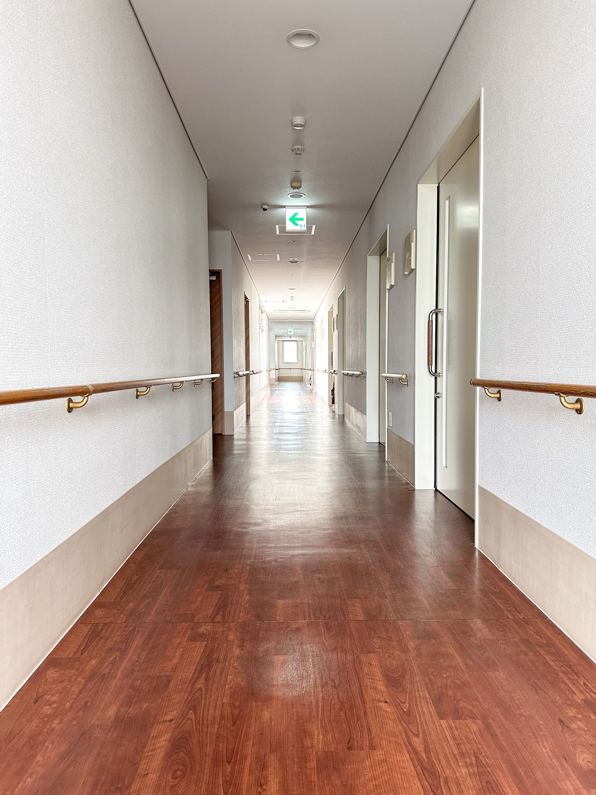 明るく広々とした廊下