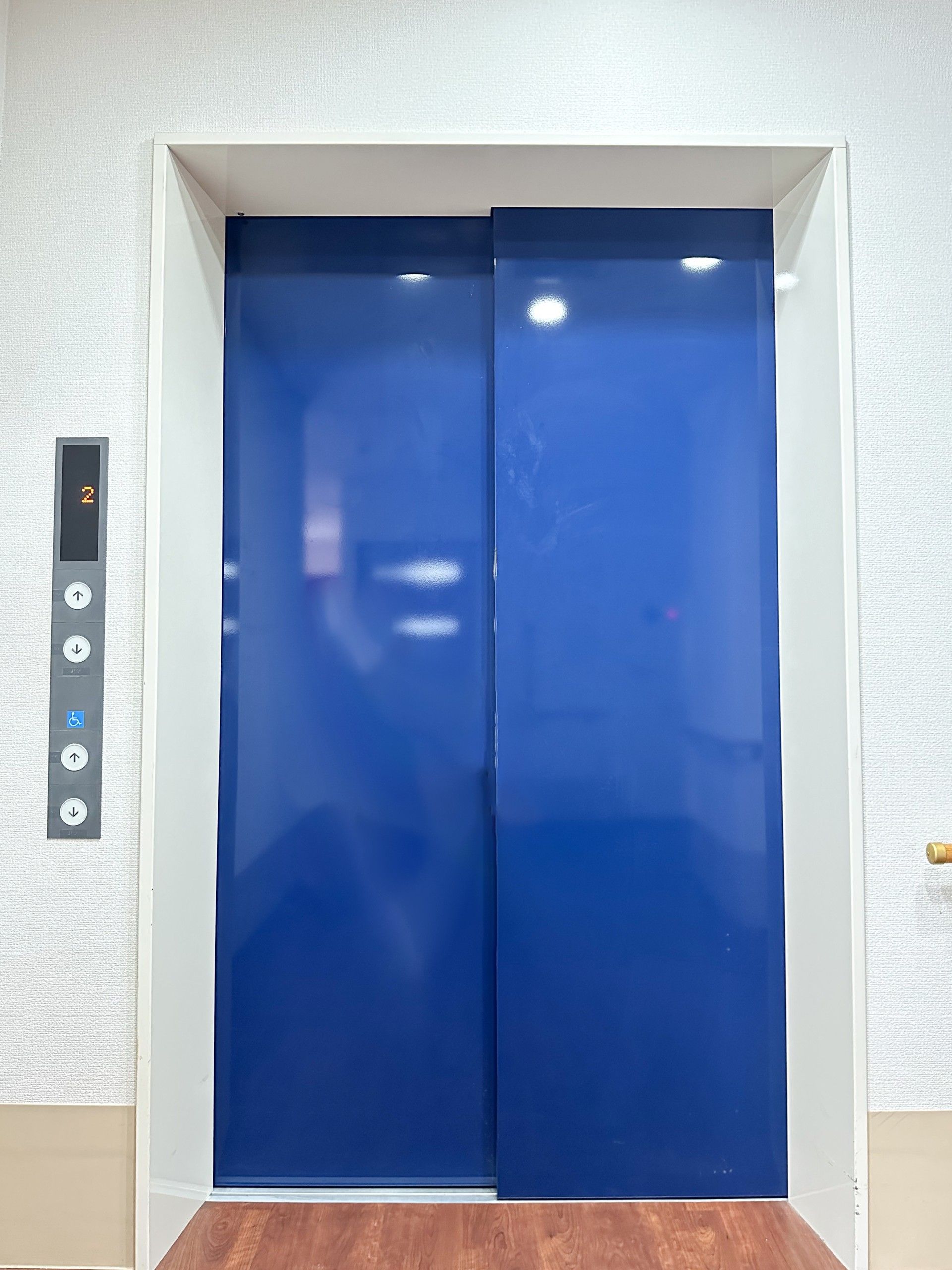 青いエレベーターの扉
