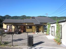 自然に囲まれた施設外観