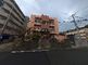 周囲の建物と駐車場の風景