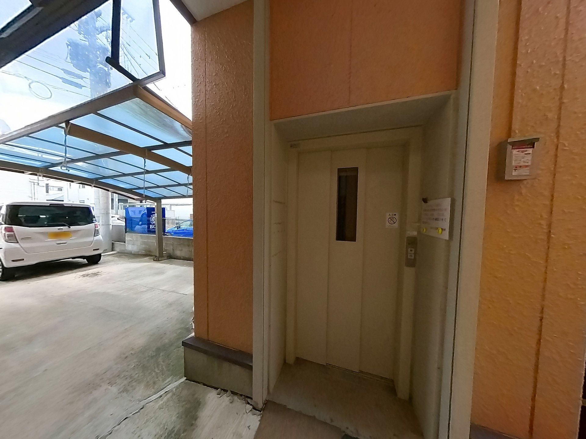 エレベーター前の駐車場