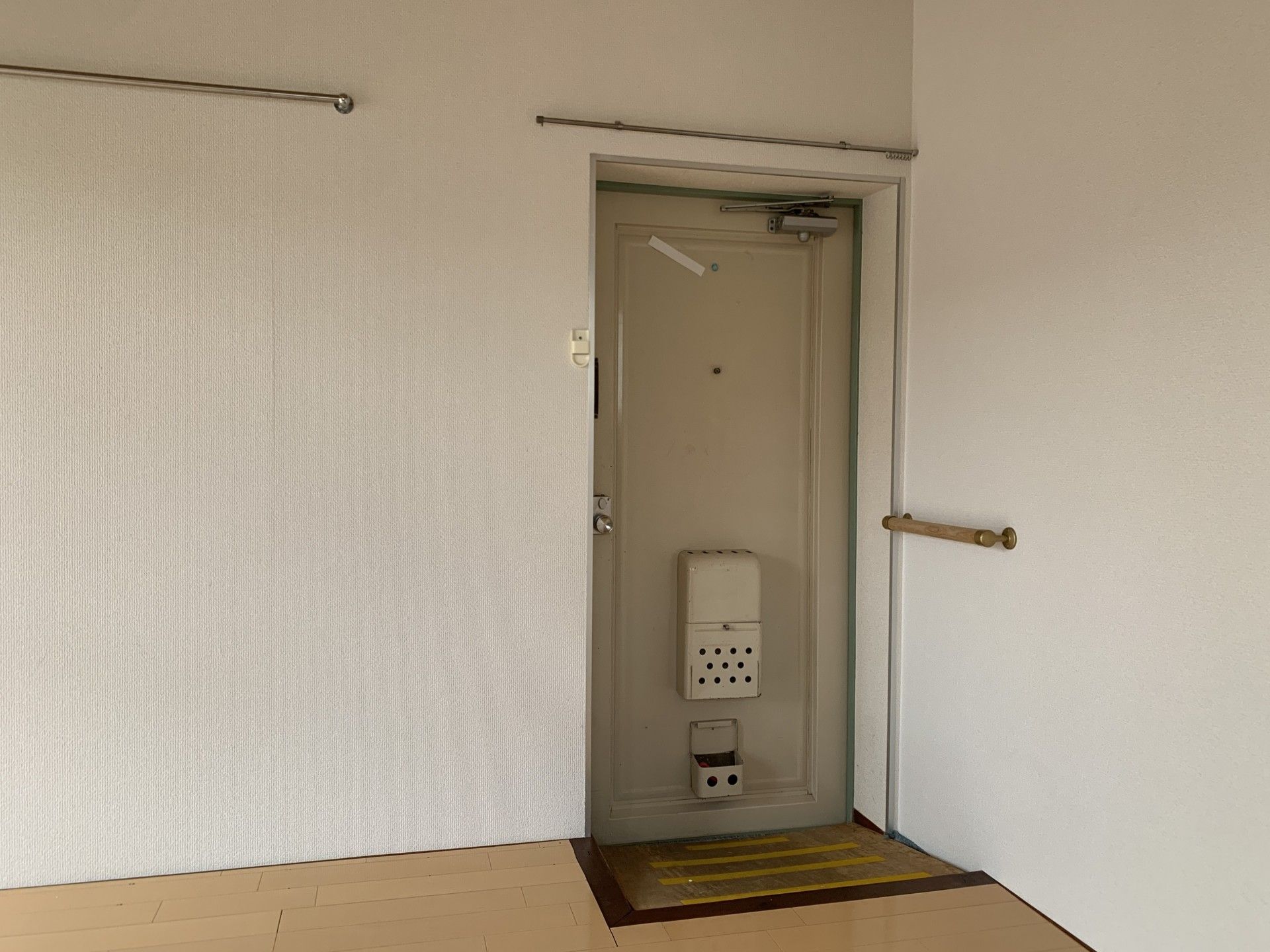 手すり付きの出入口