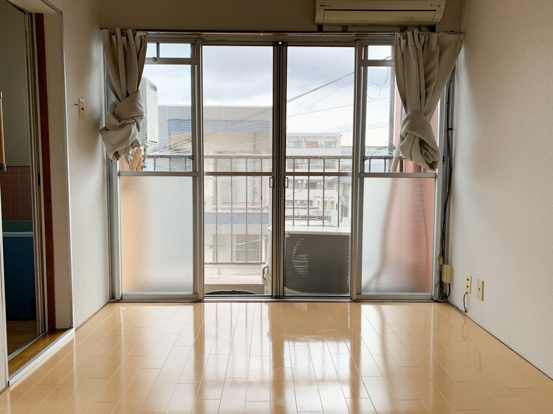 大きな窓のある部屋