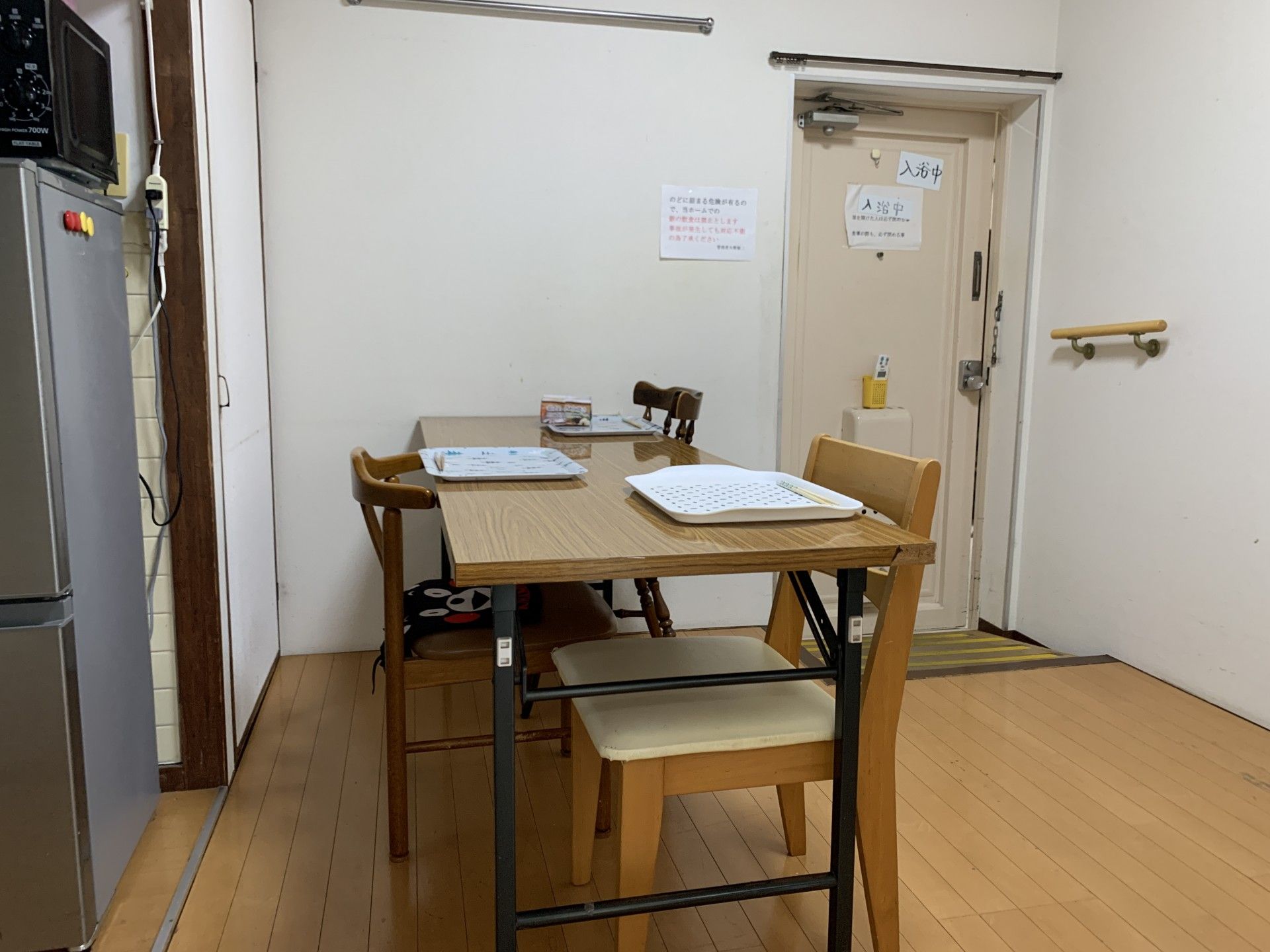 テーブルと椅子のある部屋