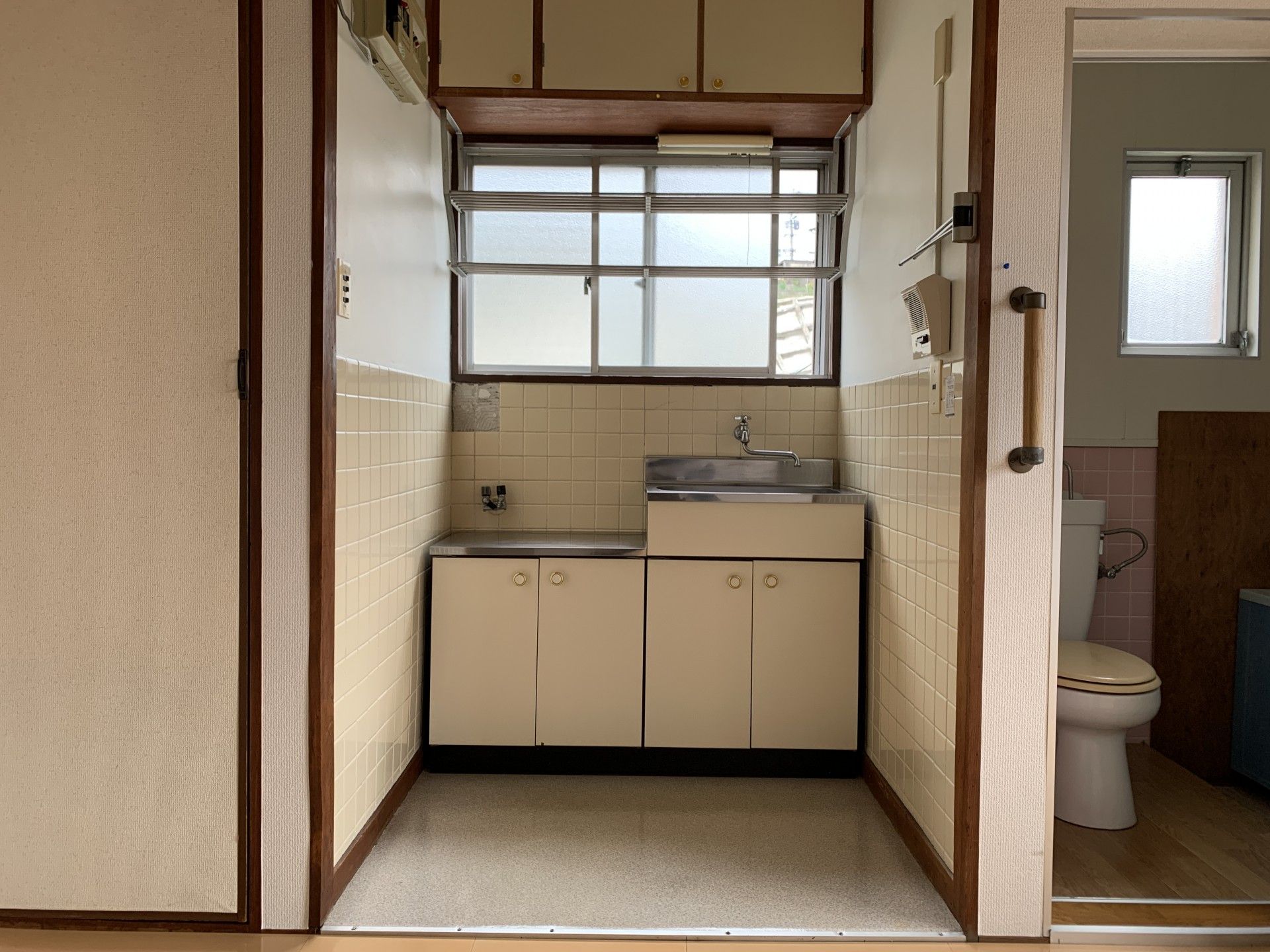 シンプルな洗面台と窓