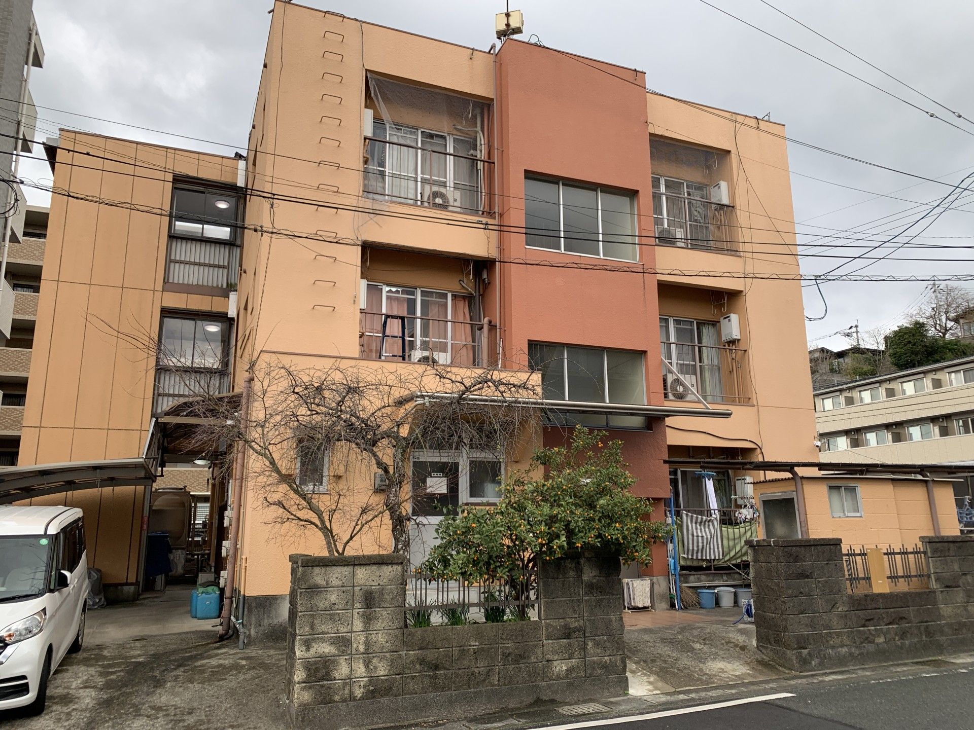 落ち着いた外観の建物