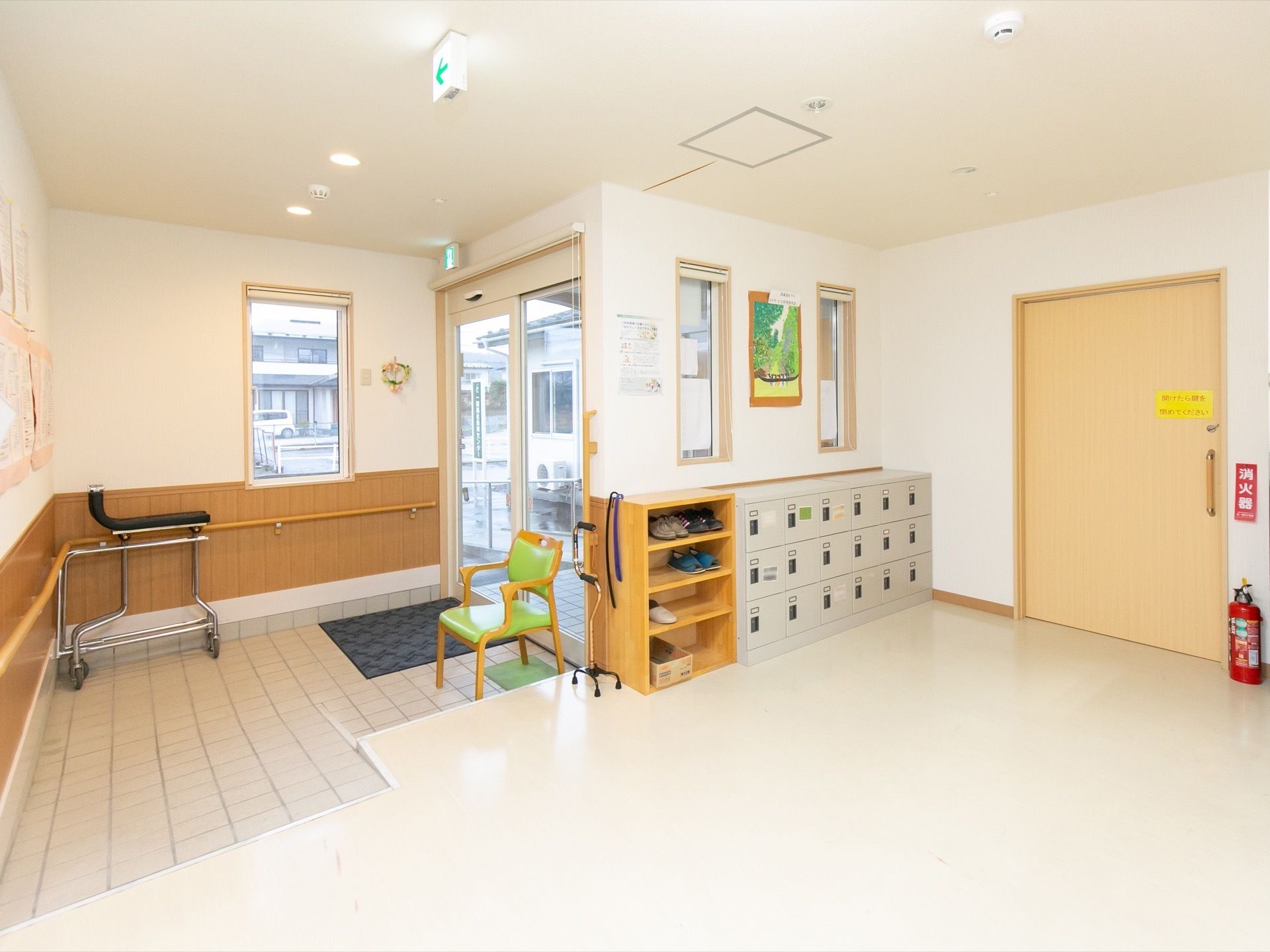 エントランスは広々としており、清潔感のある明るい空間である。玄関から室内へ上がる部分は緩やかなスロープになっている。