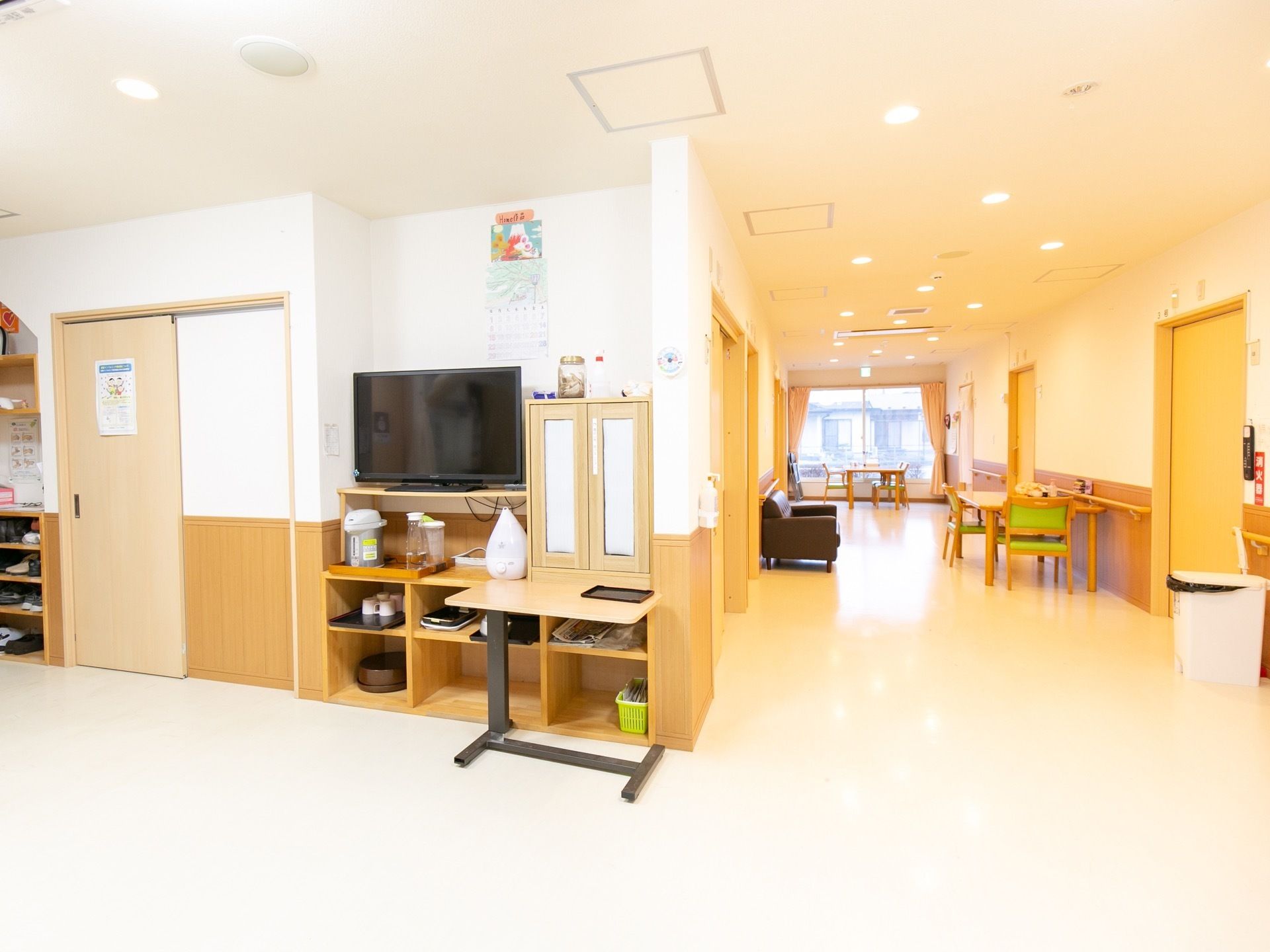 広々としていて開放感のある通路。通路にはテーブルや椅子、ソファが置かれており共有スペースとしても使用できるようになっている。