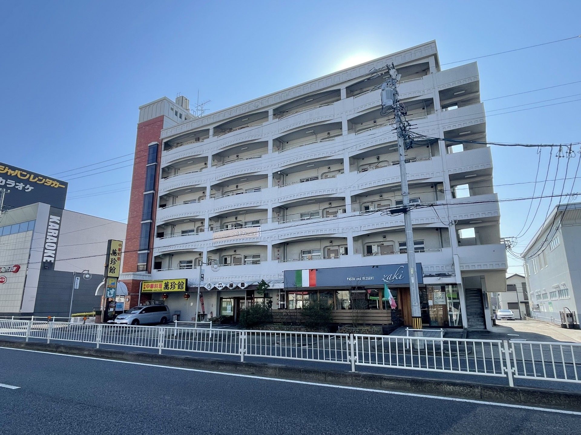 多階層の建物外観