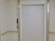 清潔感ある明るい施設の廊下