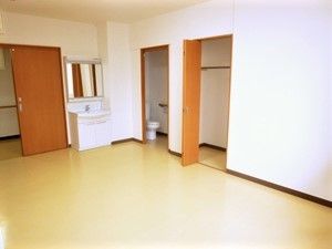 洗面台とトイレ、収納がついている居室の様子。施設内の部屋の写真