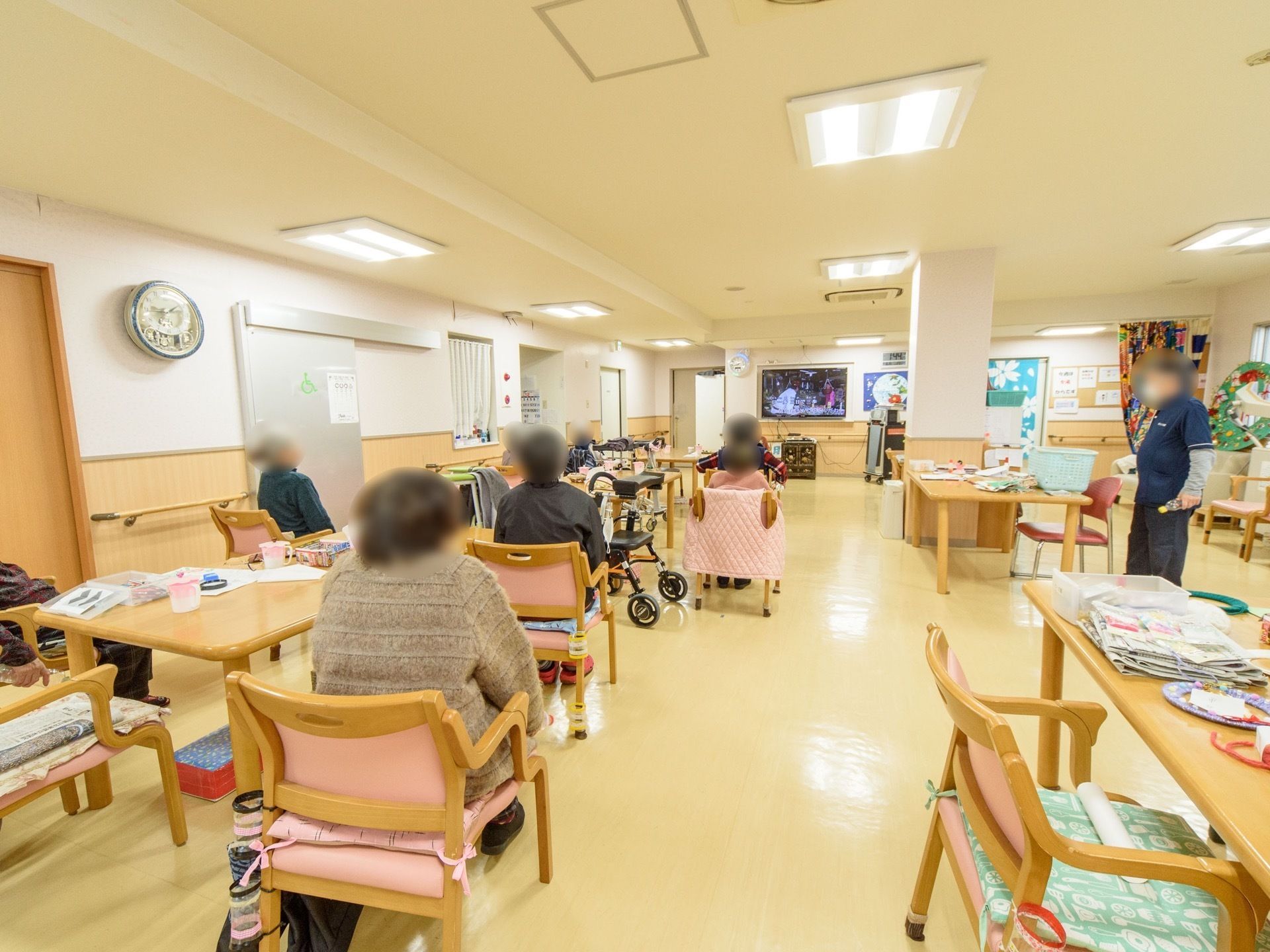 広い共有スペースには座りやすい座面の大きな椅子と机が用意されており、大画面のテレビを見ながら楽しい時間を過ごすことができる。