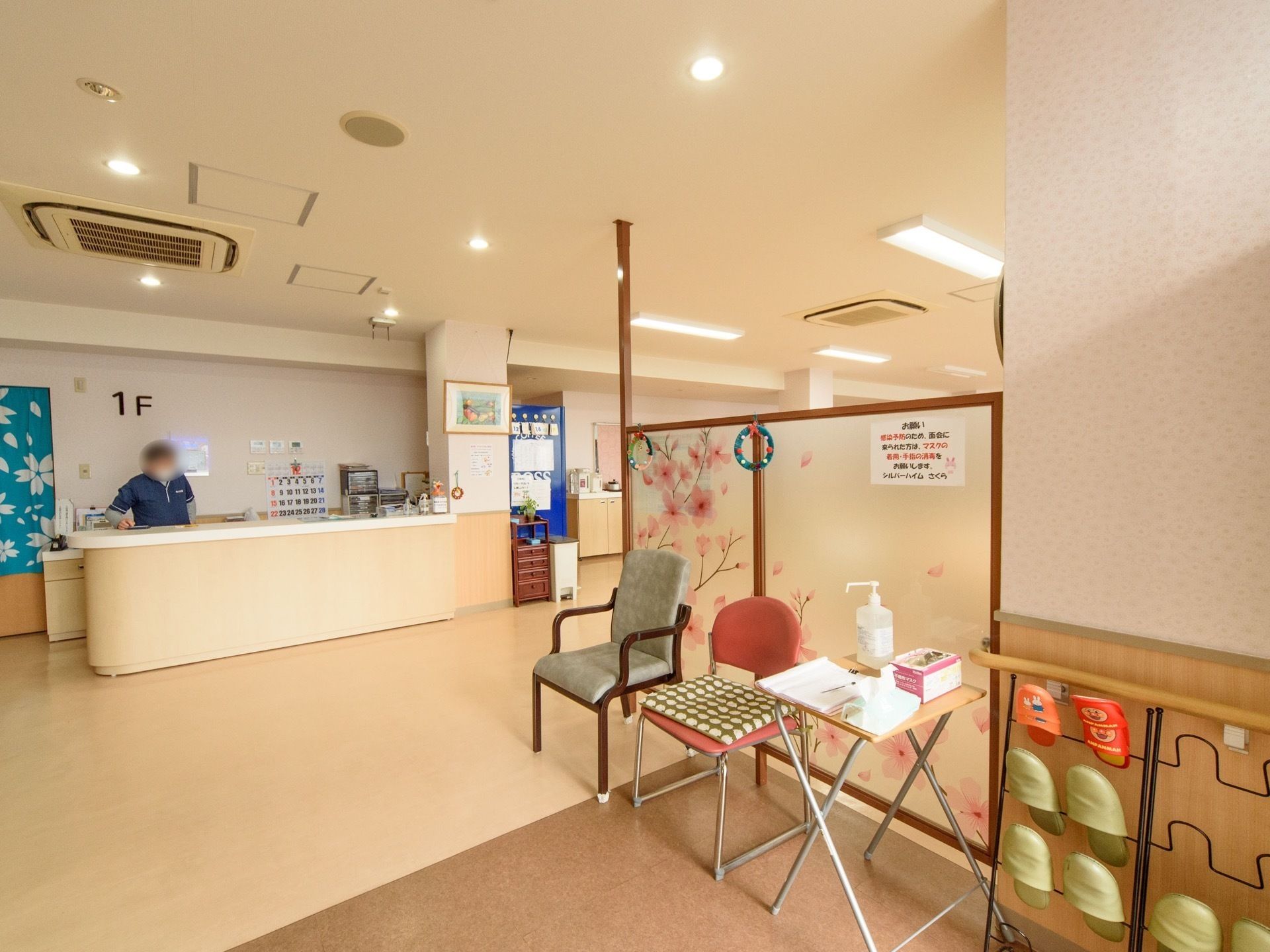 玄関を入って正面にスタッフステーションが設けられている玄関ホール