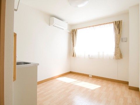 やさしい手 東大阪の居室。光がたくさん差し込む環境に立地している。
