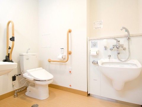 やさしい手 東大阪のトイレ。車いすが簡単に入り込める広い空間になっている。