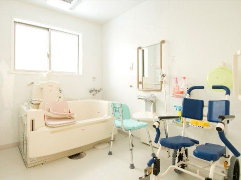 やさしい手 東大阪の浴室。要介護の高い方もゆっくり入浴できる機械浴槽を完備している。