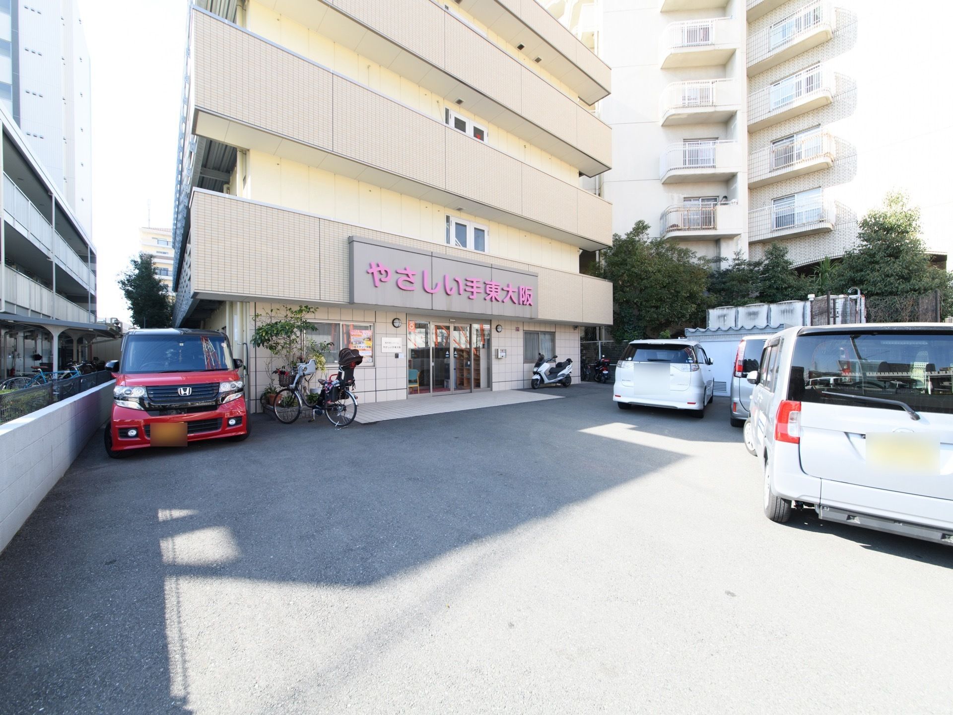 施設は３階建ての建物になっている。玄関前は平なスペースで、車も停められる。段差がなく、安全に施設へ出入りすることができる。