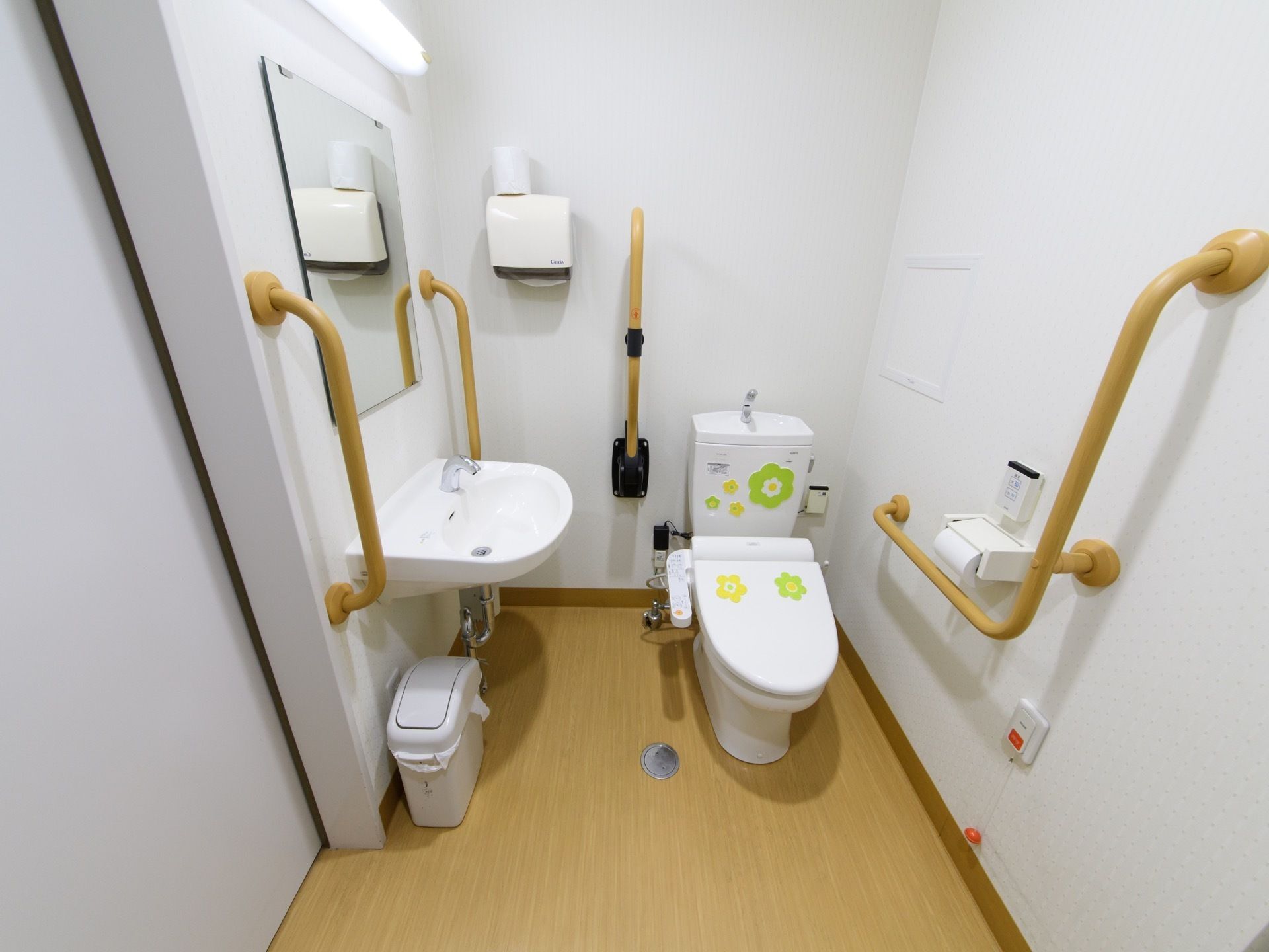 トイレはどなたでも利用しやすい広いスペースとなっている。便座や洗面台など手すりが取り付けられて、安心して使用できる。