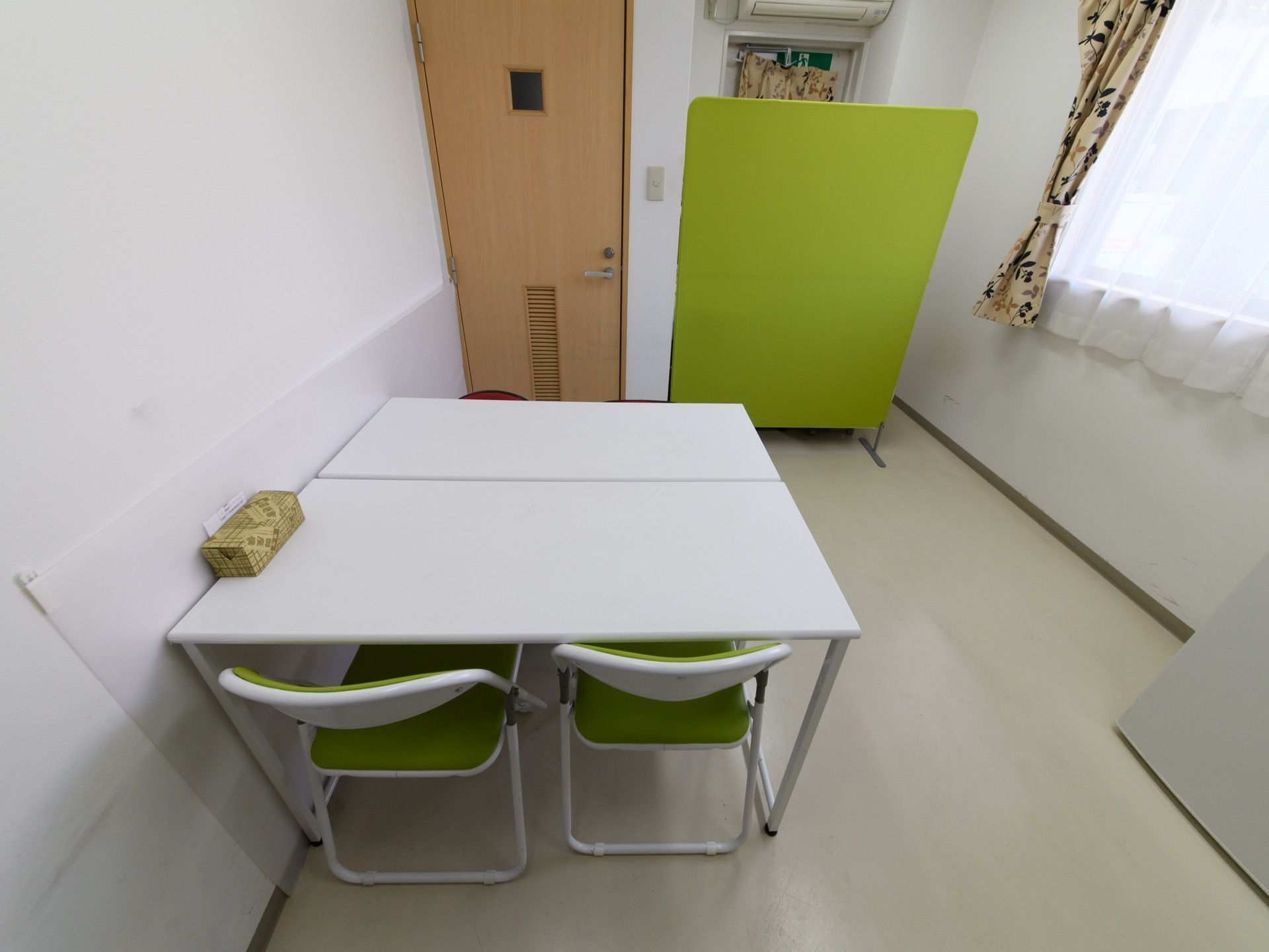 テーブルと椅子が置かれた小さめの室内の相談室がある。入居に関してはもちろん、介護のことなどさまざまな相談ができる体制がとられている。