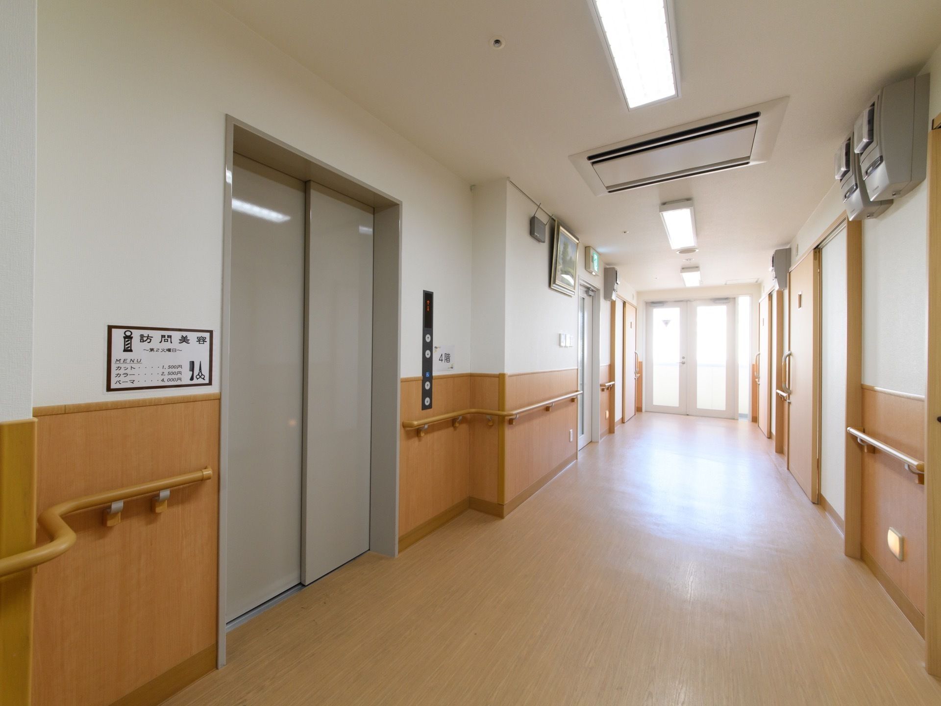 ３階建て施設でエレベーターを完備している。バリアフリーで明るく広々した廊下となっており、悠々と通行できる。
