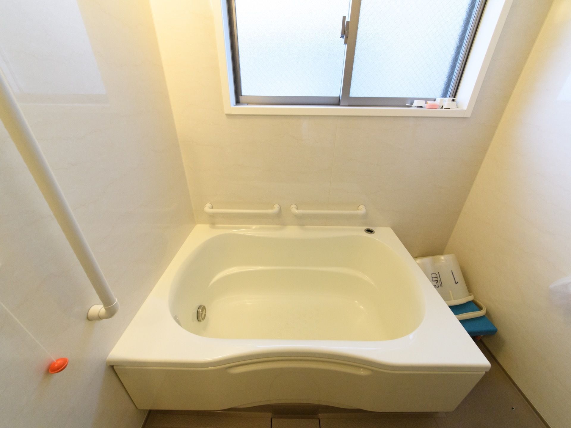 浴室は個浴を採用しており、ゆったり入浴してリフレッシュできる。小窓が明るく、手すりで安全に入れる工夫がされている。