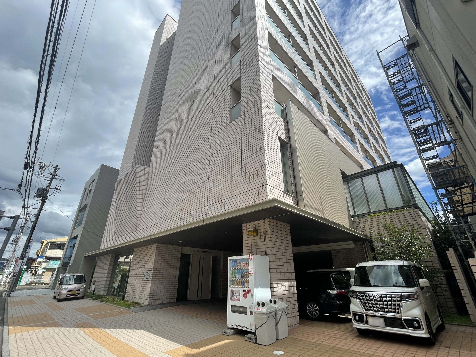 1階に自販機がある建物