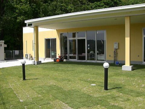 芝生が敷かれた広場が建物の中にあるだけでなく、周辺は山に囲まれている。