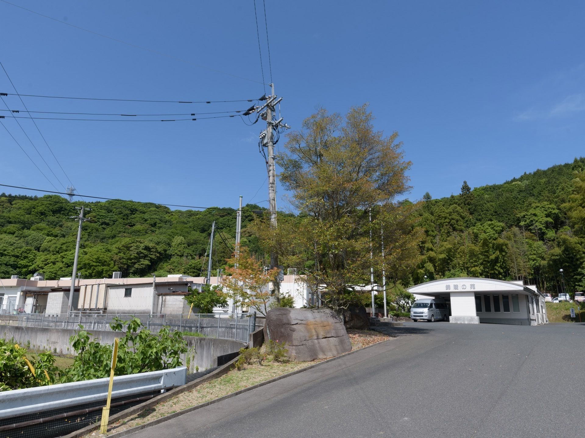 周囲は豊かな自然に囲まれ、静かで穏やかに過ごせる環境である。季節の移り変わりを肌で感じながら、心豊かな生活を送ることができる。