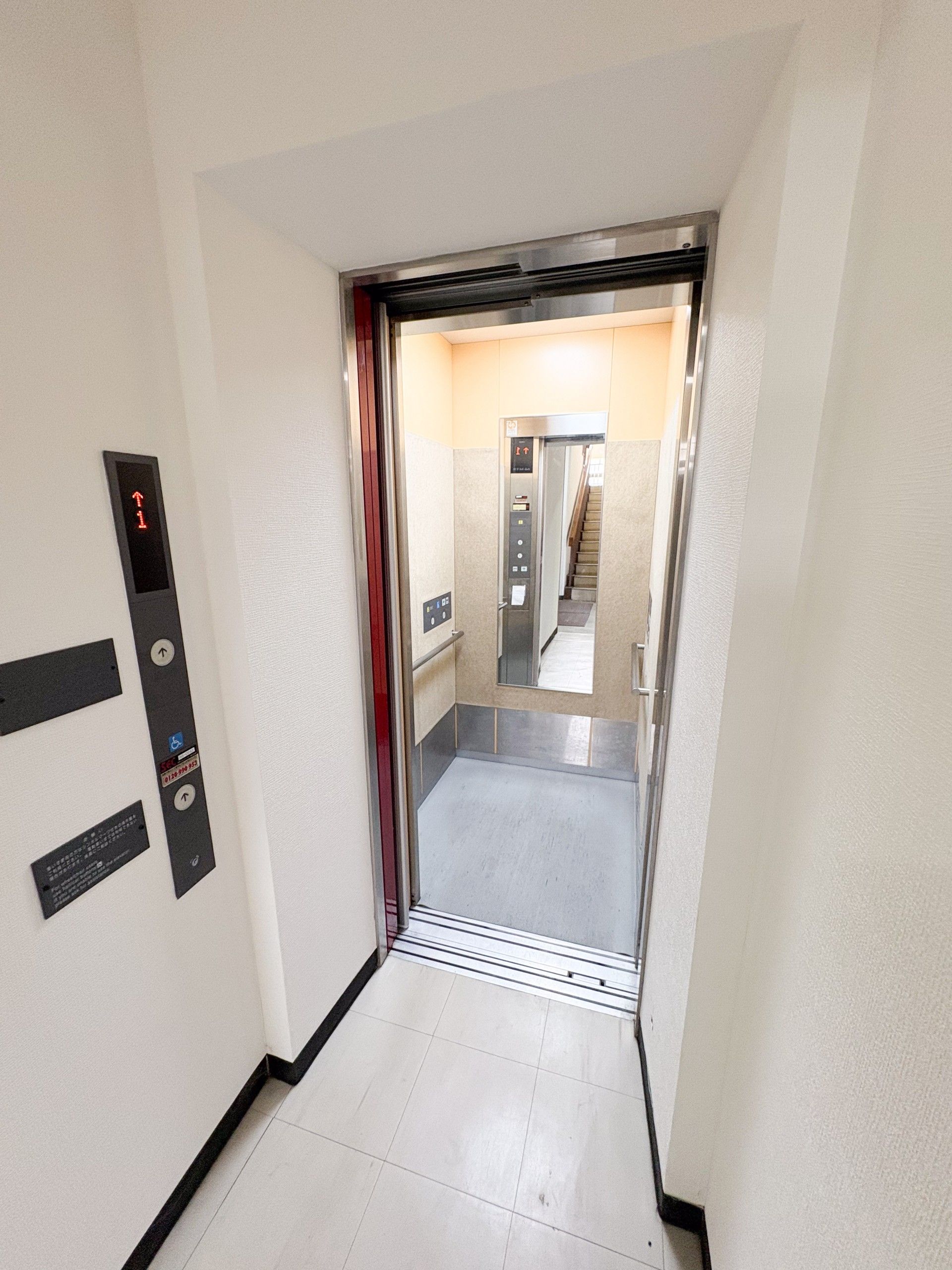 開いたエレベーターの扉