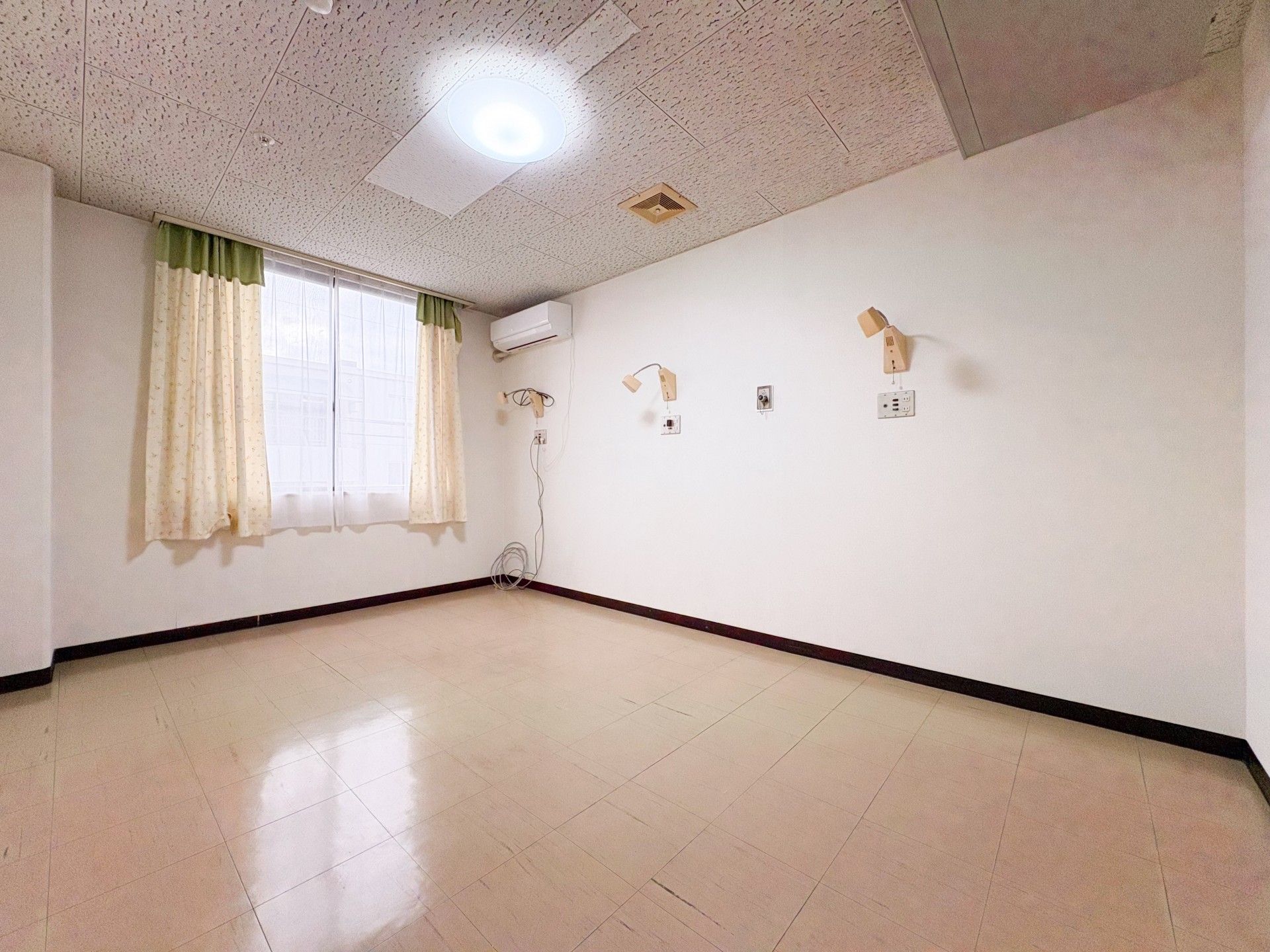 明るい個室の様子