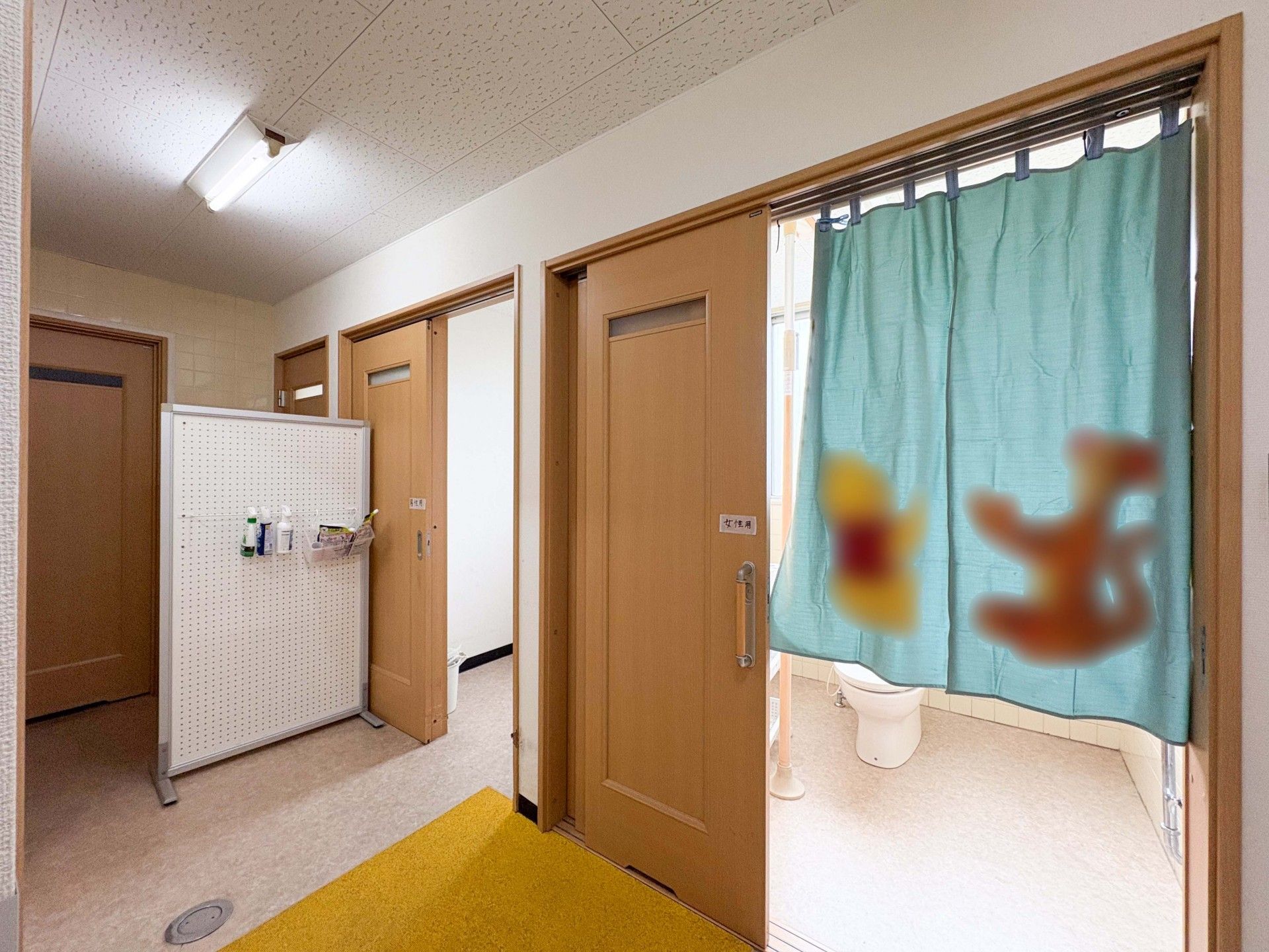 清潔なトイレの入口