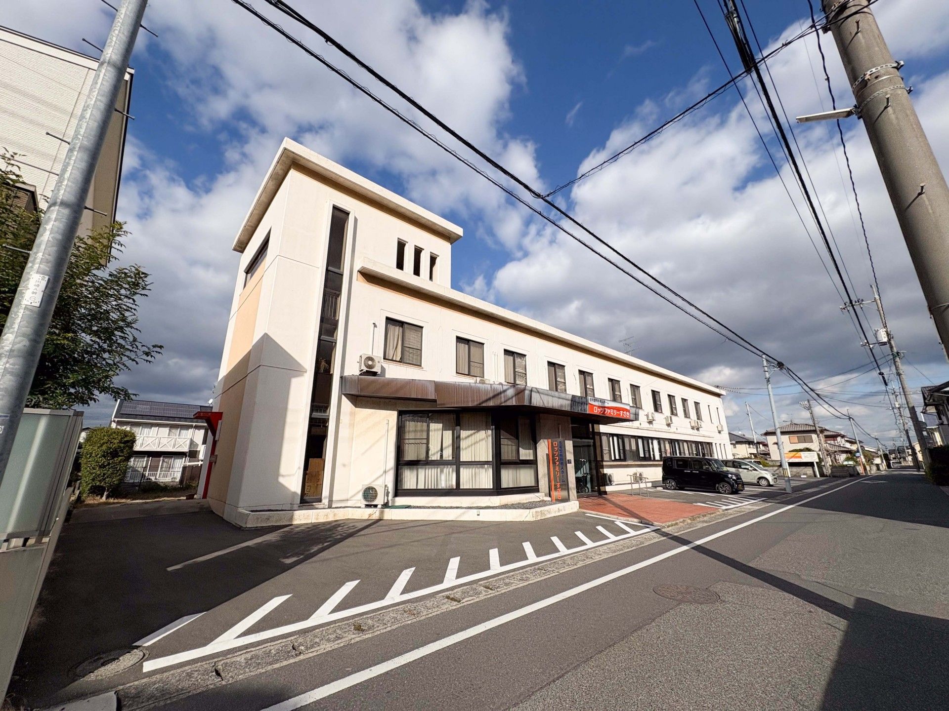 二階建ての建物外観