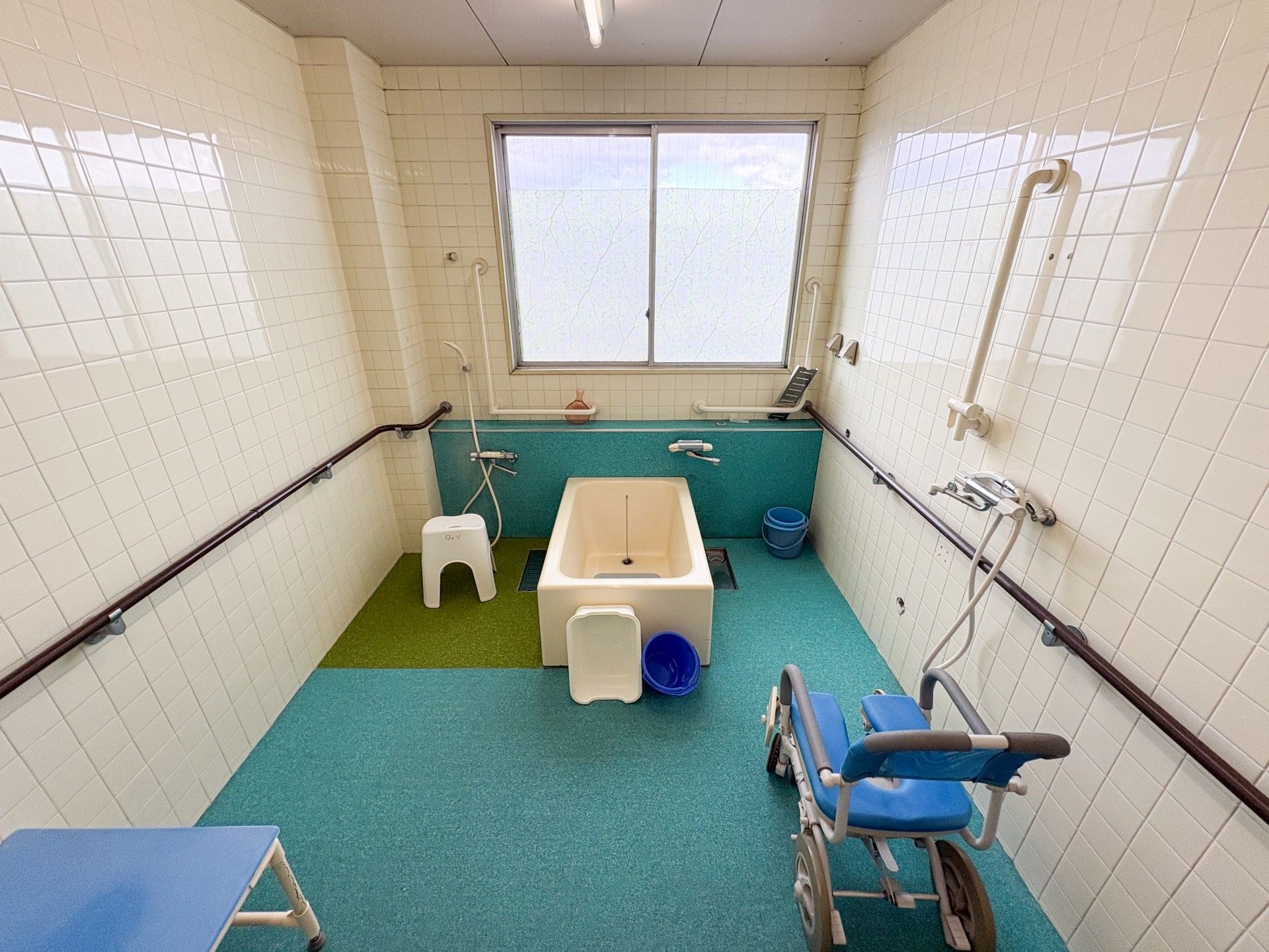 手すり付きの浴室