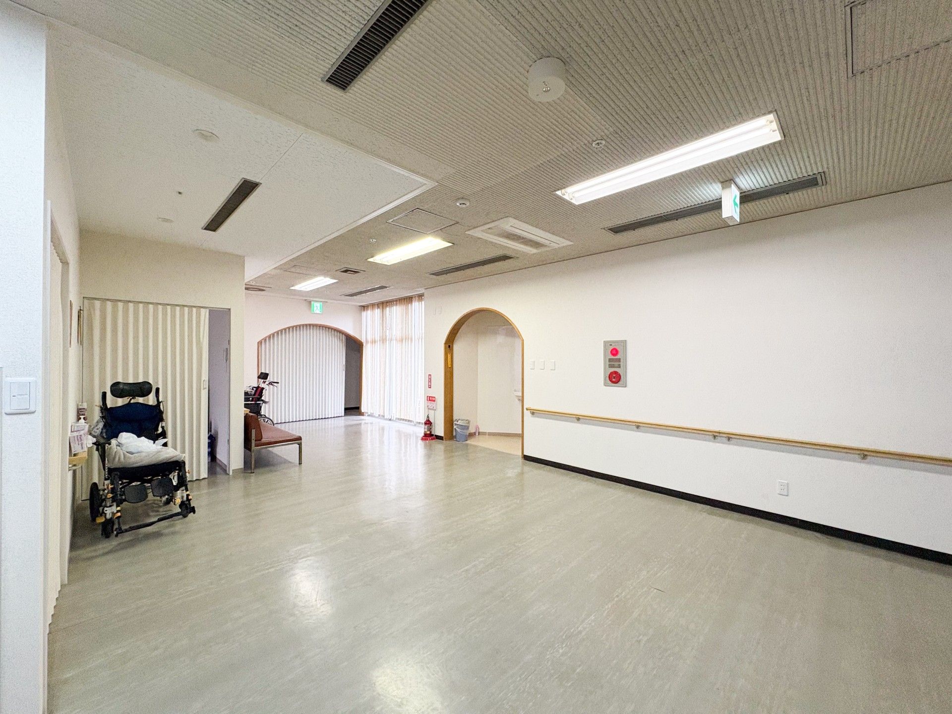 広い廊下と車椅子