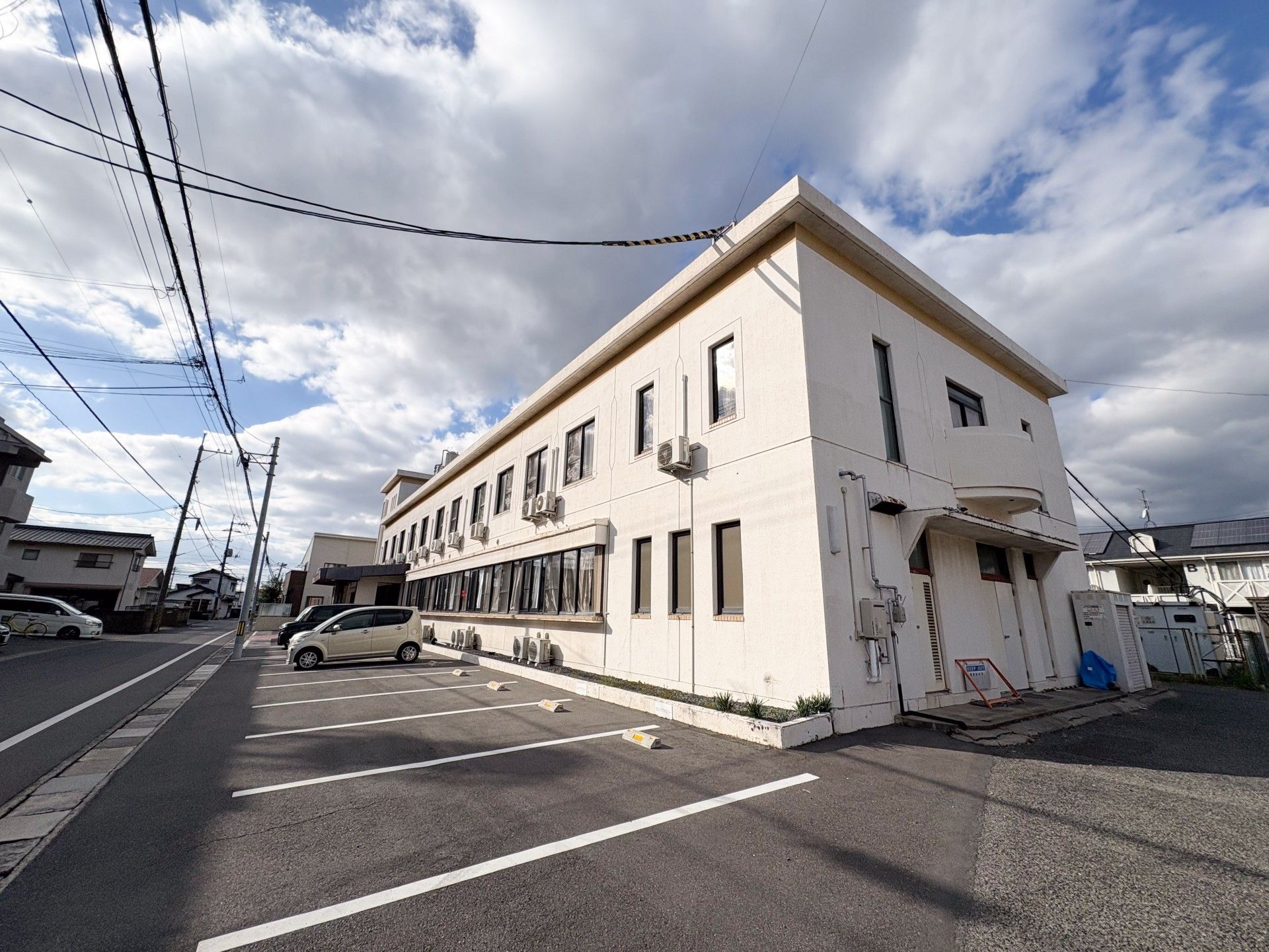 駐車場のある建物外観