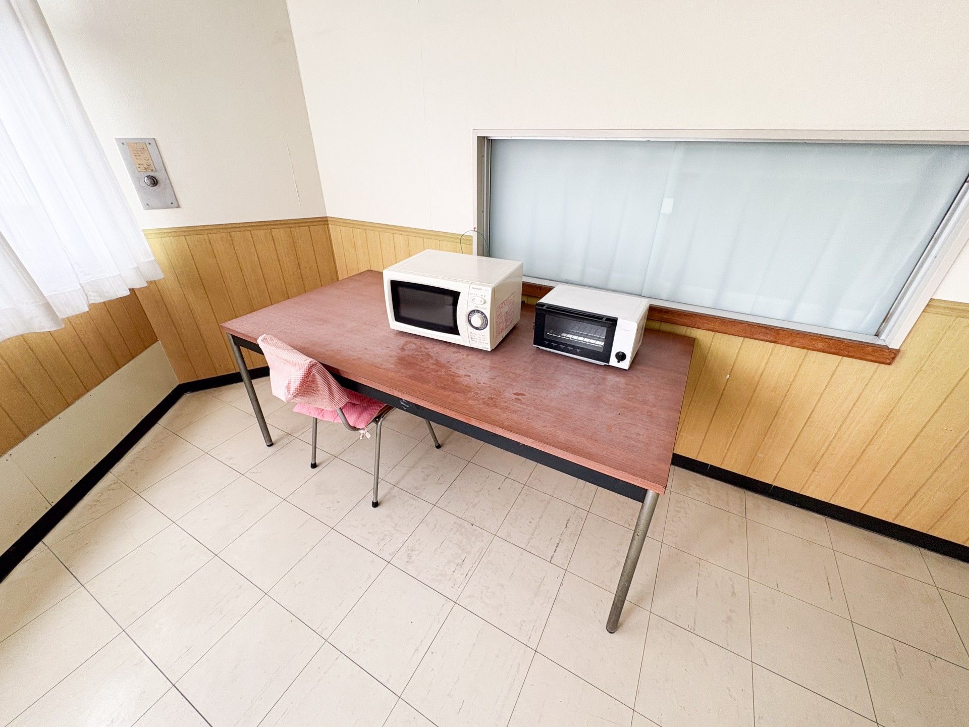 電子機器が置かれたテーブル