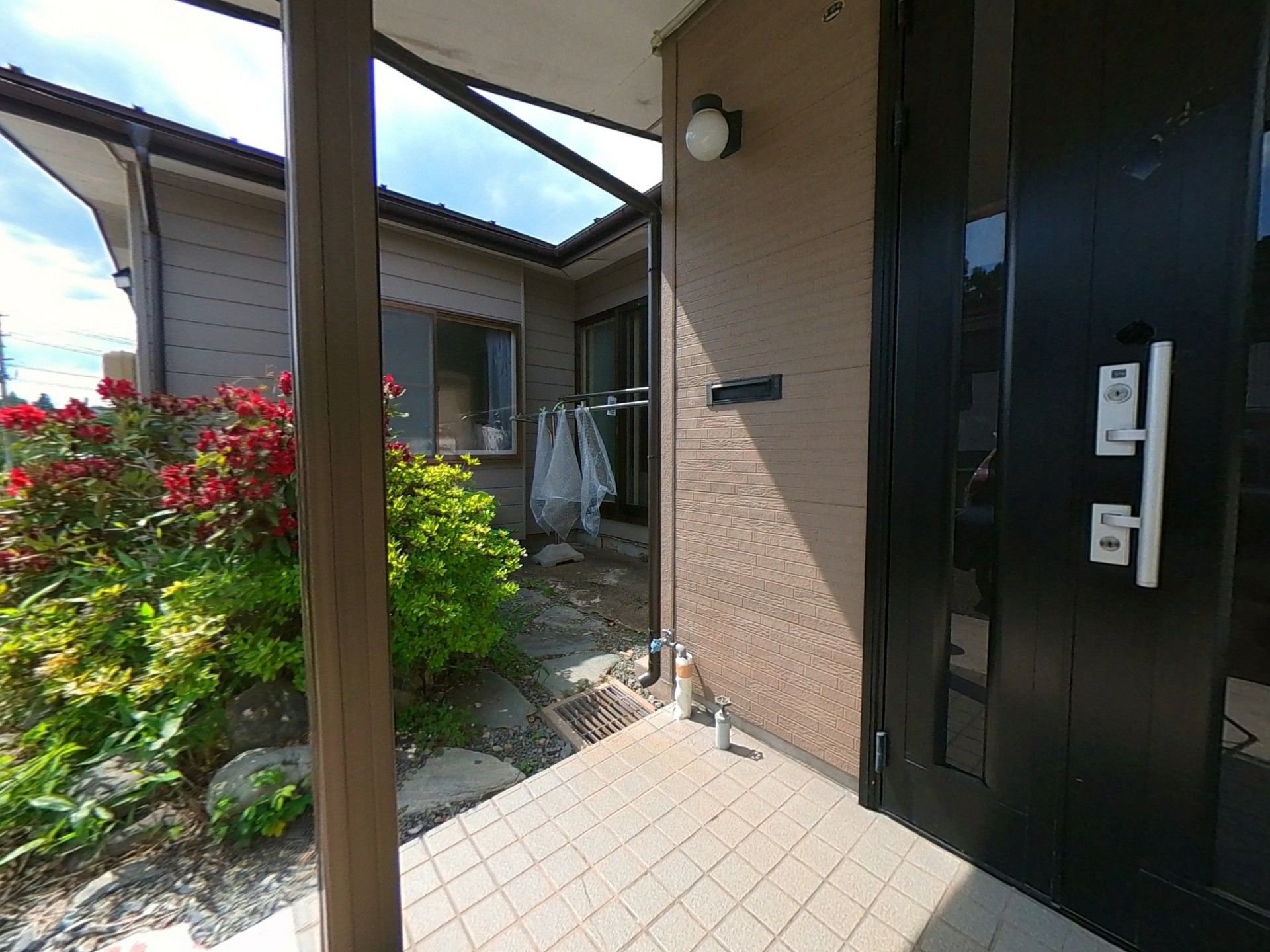 玄関と庭の風景