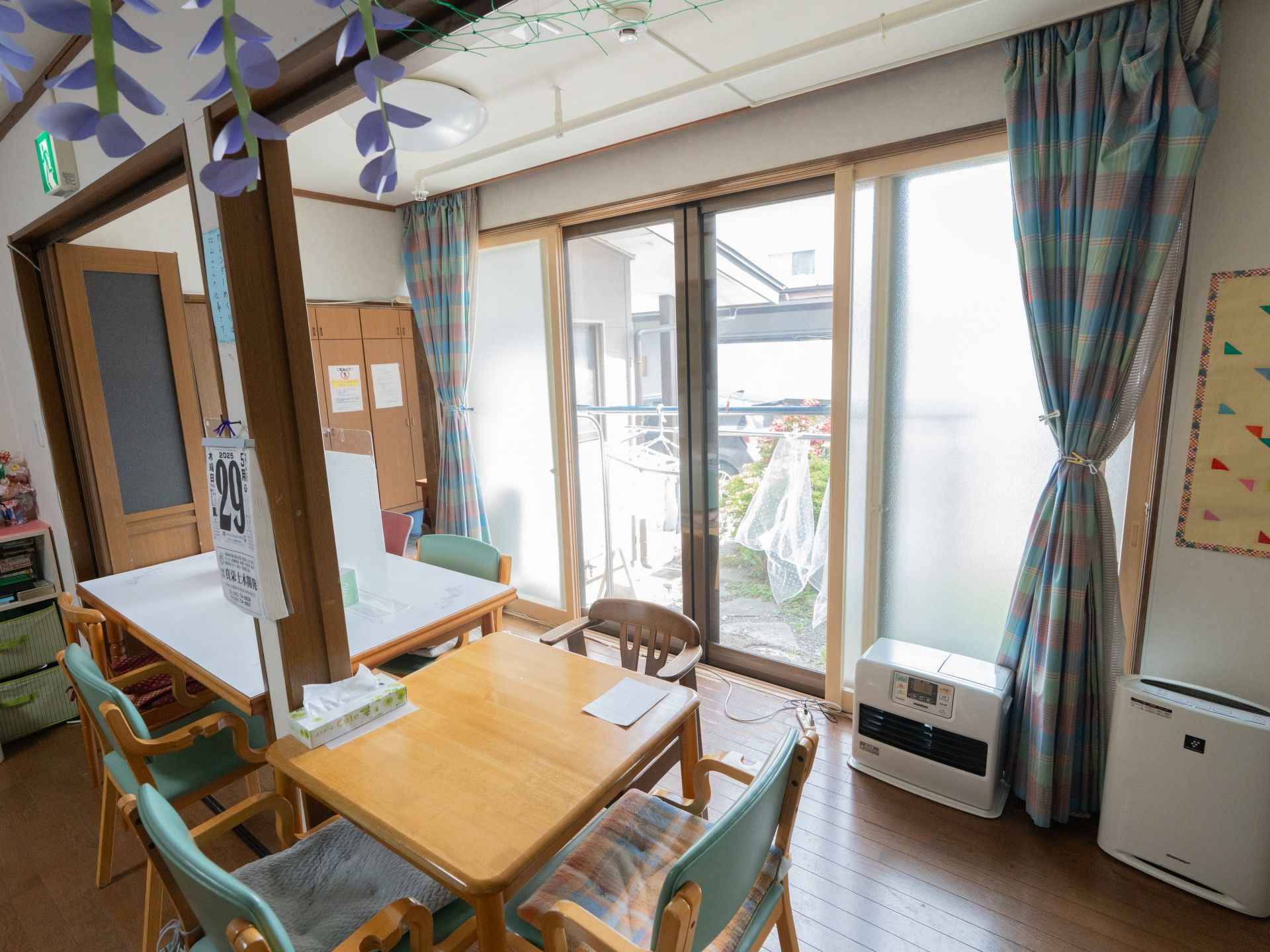 明るい窓際のテーブル