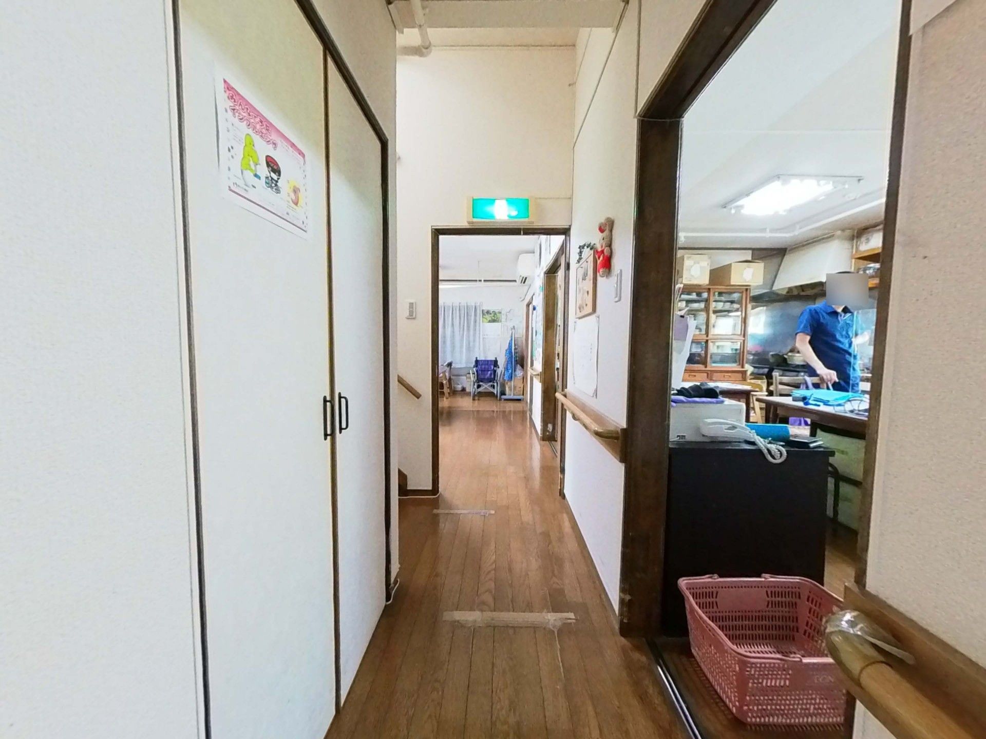 明るい廊下と作業スペース